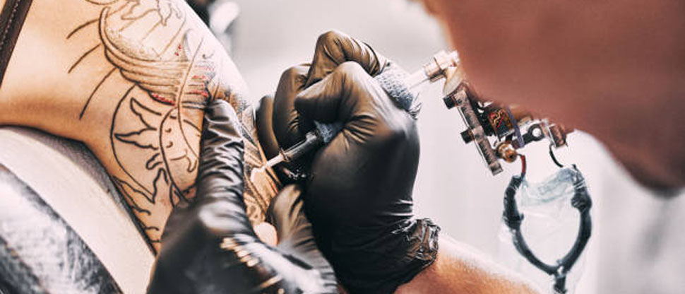 Reconocido influencer muere luego de someterse a anestesia para hacerse un tatuaje