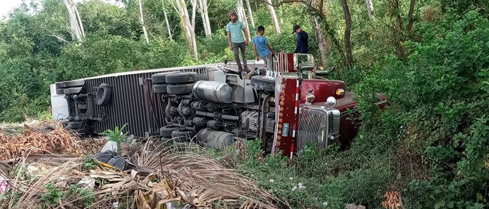Vivo de milagro: Trailero salvadoreño vuelca en peligrosa curva en Nicaragua