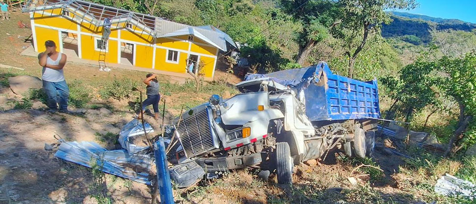 Camión con materiales de construcción se precipita y cae a barranco en Morazán
