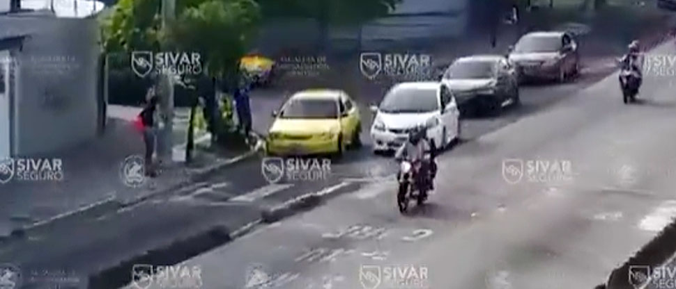Captan accidente vial provocado por la distracción al volante en San Salvador