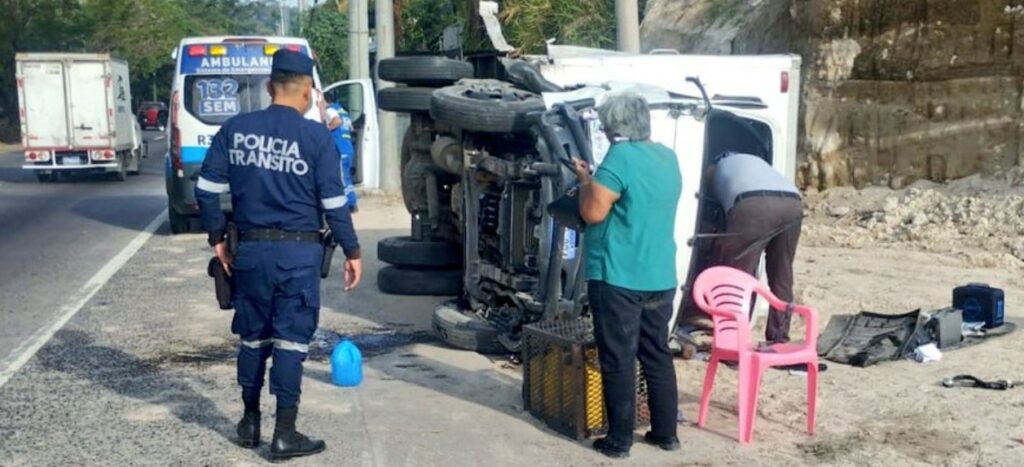 Camión volcado sobre autopista a Comalapa