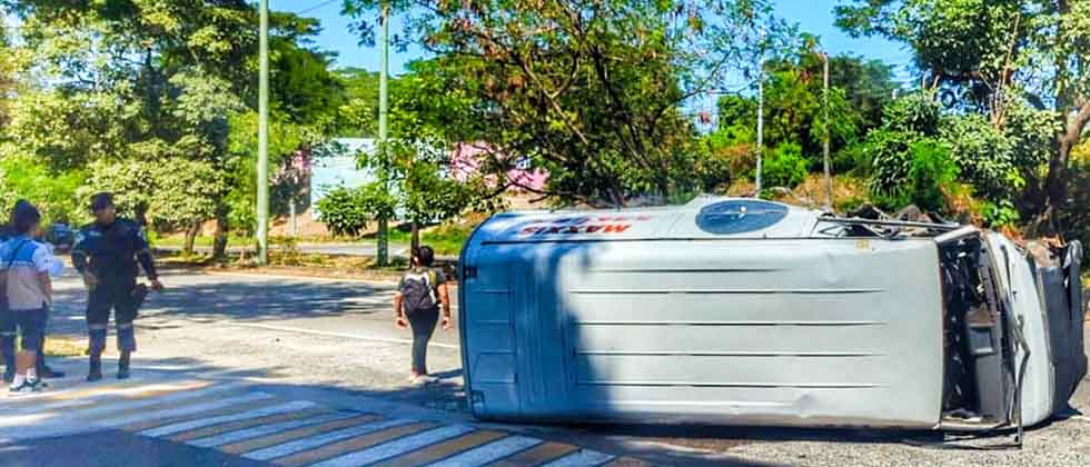 Varias personas lesionadas tras aparatoso choque en la autopista a Comalapa