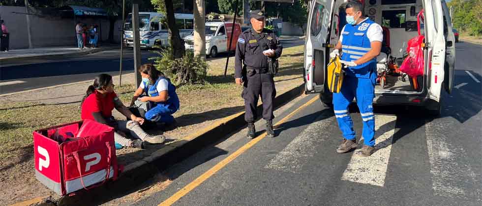 Mujer biker termina lesionadas tras fuerte choque en Ilopango