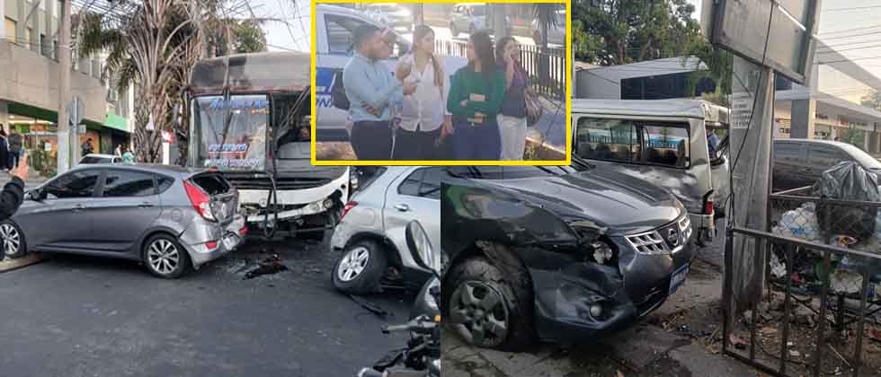 Bus sin frenos se pasó llevando 11 carros: Afectados preocupados por quién pagará los daños