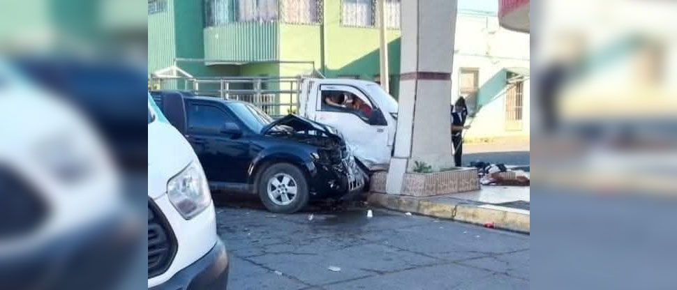 Fuerte accidente vial deja personas lesionadas en Santa Ana