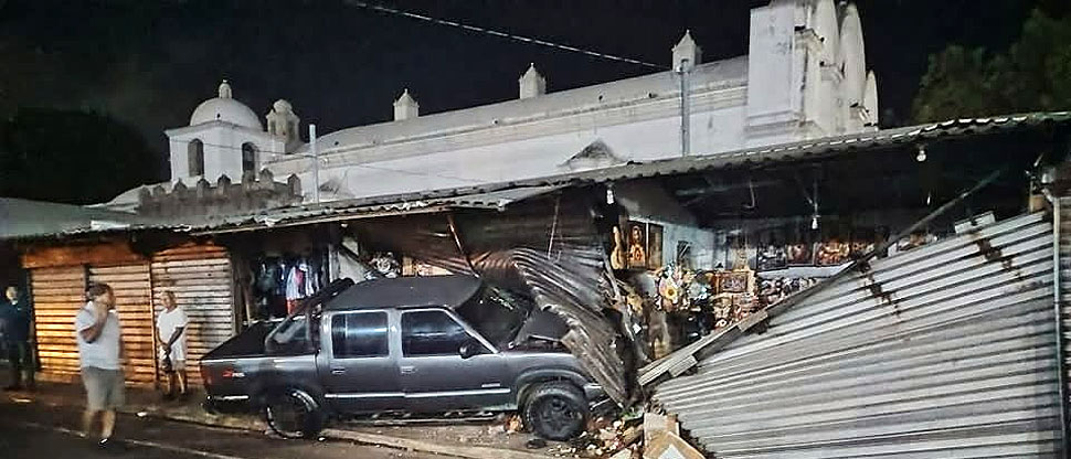 Conductor choca contra puestos de ventas frente a parroquia de San Antonio del Monte