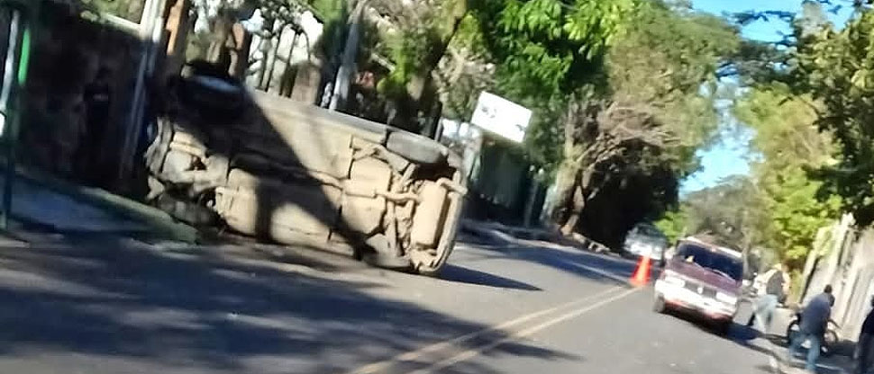 Fuerte choque deja vehículo volcado en carretera Longitudinal del Norte