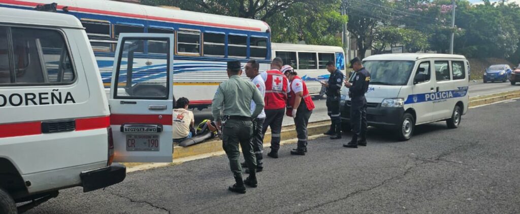 Motociclista lesionado tras accidentarse en Santa Tecla