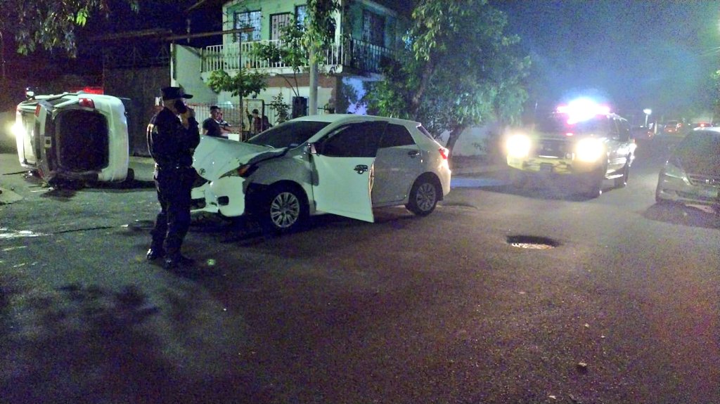 Adulto mayor resulta lesionado en aparatoso accidente de tránsito en San Salvador