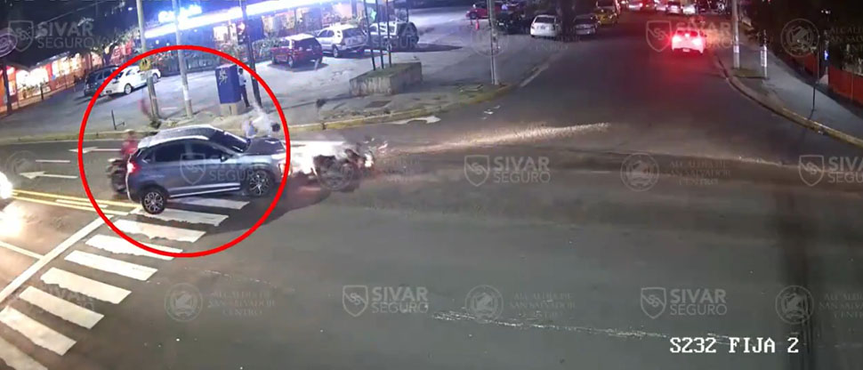 Motociclista sufre un fuerte impacto tras chocar con un vehículo en la Alameda Roosevelt