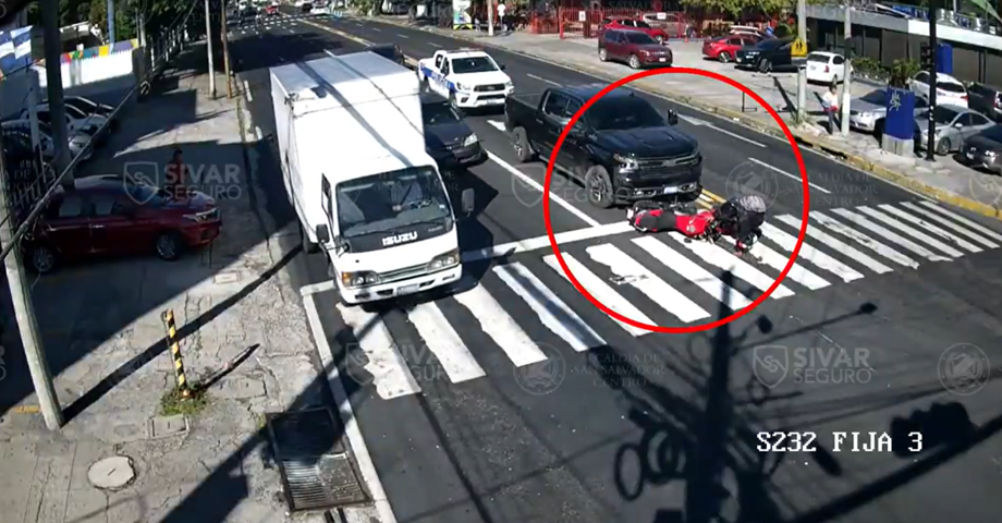 Imprudencia: motociclista provoca accidente en San Salvador