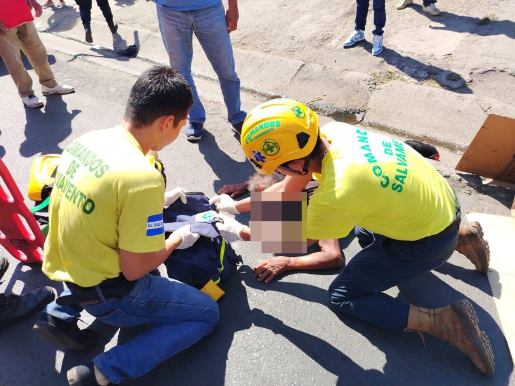 Hombre de 72 años sufre fractura de cráneo al ser atropellado en Sonzacate