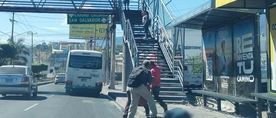 Microbusero huye luego que anciano se cayera de la unidad mientras intentaba bajarse