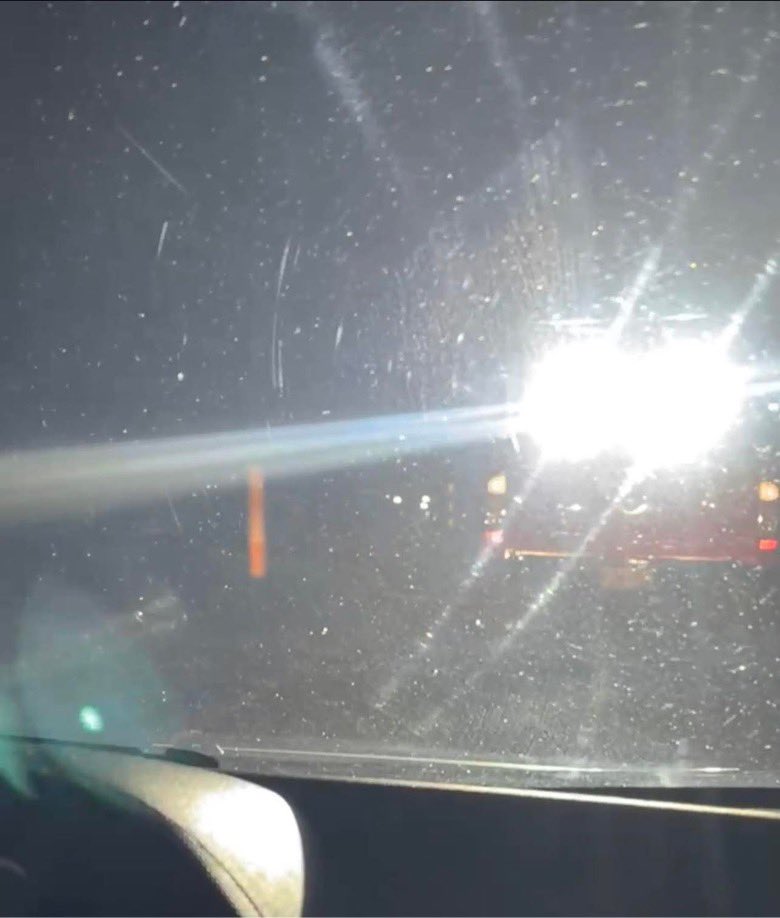 Casi provoca accidente por conducir con las alógenas traseras encendidas en la noche