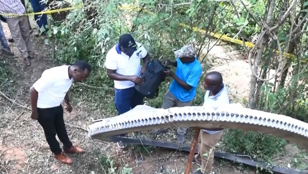 Cae enorme anillo metálico del espacio en una aldea de Kenia