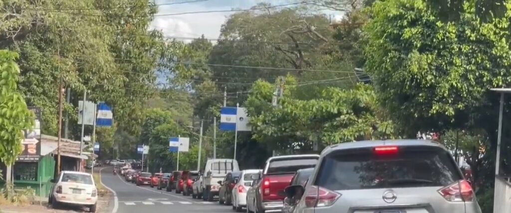 Salvadoreños hacen interminables filas para entrar a Apulo este 1 de enero