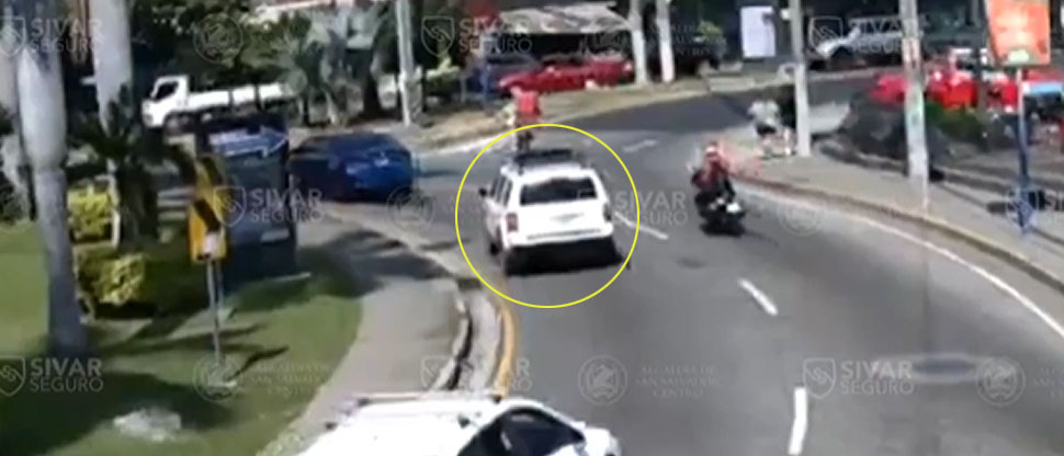 Captan momento cuando conductor choca contra motociclista en redondel Árbol de la Paz
