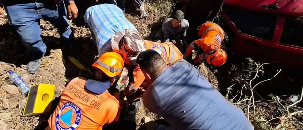 Mujer queda atrapada luego que el carro donde se trasladaba cayó en un barranco