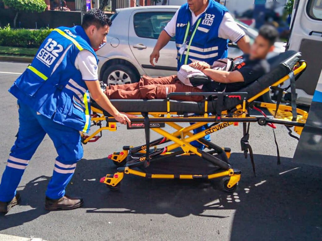 Asisten a joven de 23 años atropellado en Los Héroes