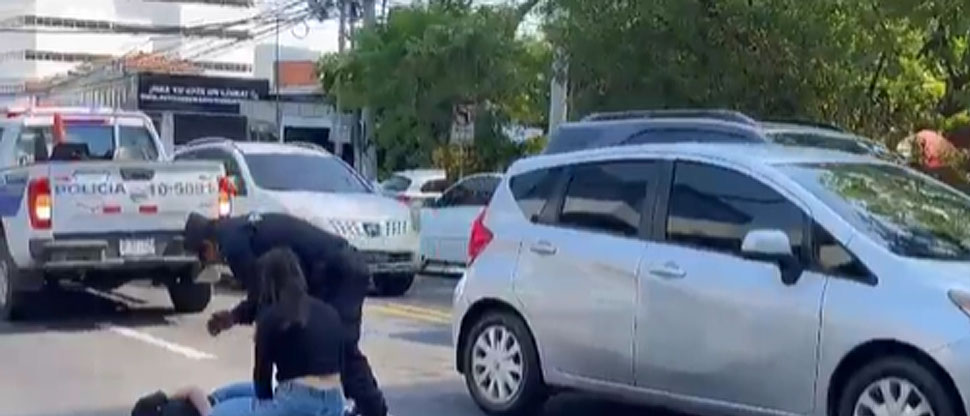 Mujer es atropellada al intentar cruzar en transitada avenida de San Salvador