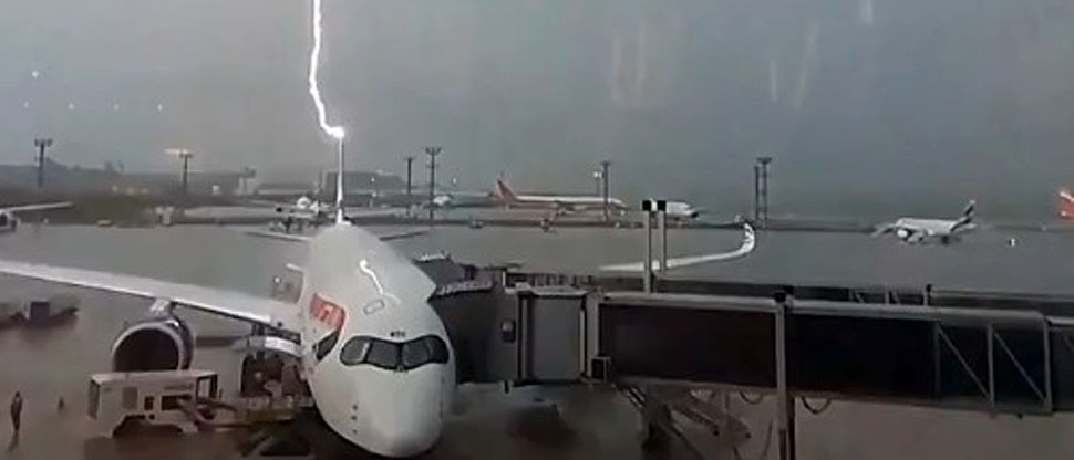 Este es el impresionante momento cuando rayo impacta contra un avión en Brasil