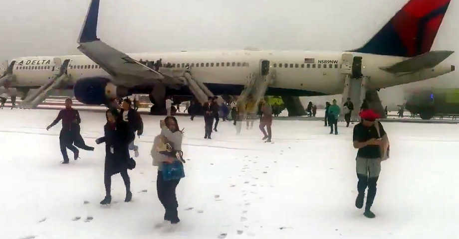 Incendio en el motor de un avión obliga a evacuar a todos los pasajeros en aeropuerto de Atlanta