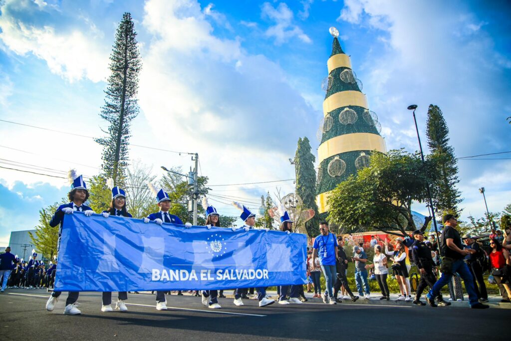 Con estupenda interpretación de Banda El Salvador da inicio el desfile Destellos de un Nuevo Comienzo