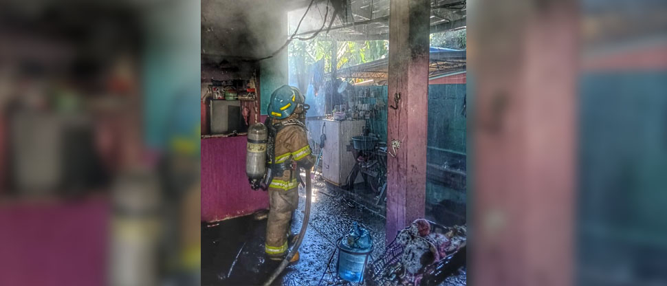Bomberos auxilian a familia tras incendiarse su vivienda en Ciudad Delgado