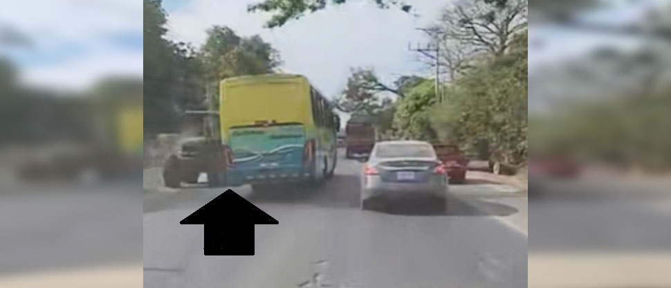 Busero casi provoca una tragedia al sobrepasar de manera imprudente en carretera Troncal del Norte