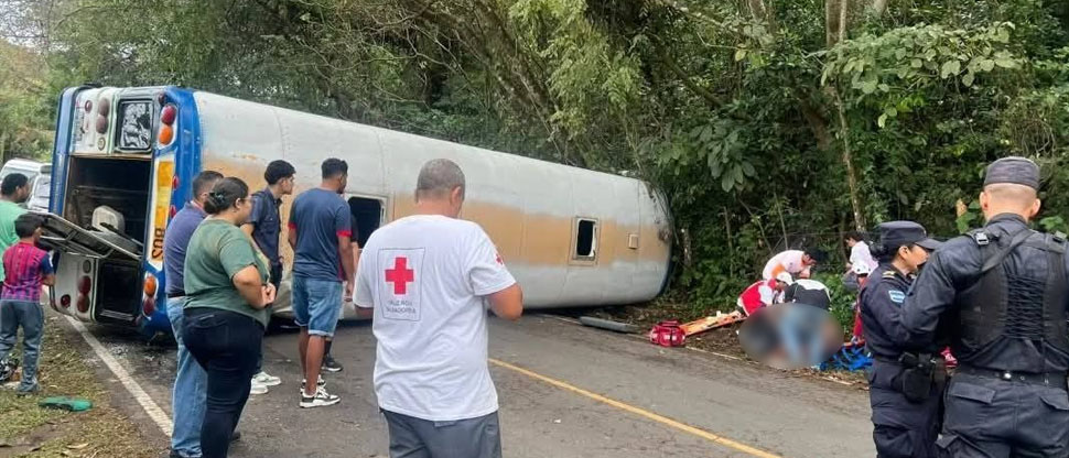 Reportan autobús volcado en carretera a San Sebastián, San Vicente