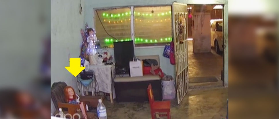 Captan movimientos extraños de un muñeco Chucky dentro de una vivienda