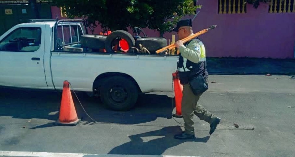 Retiran cajas y llantas que eran utilizadas para apartar parqueo en colonias de Santa Tecla