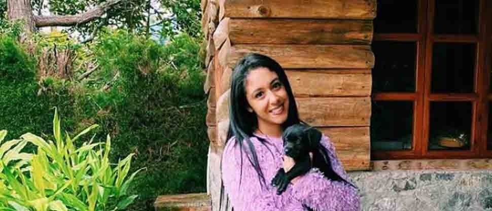 Cantante salvadoreña pide ayuda para encontrar a su perrita