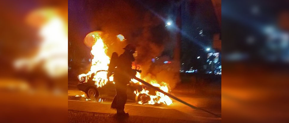 Vehículo es reducido a cenizas tras incendiarse en cercanías del Árbol de La Paz, San Salvador