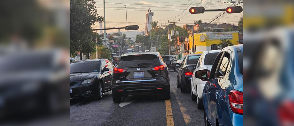 “Belleza de conductor”, le dicen a automovilista que circula en sentido contrario