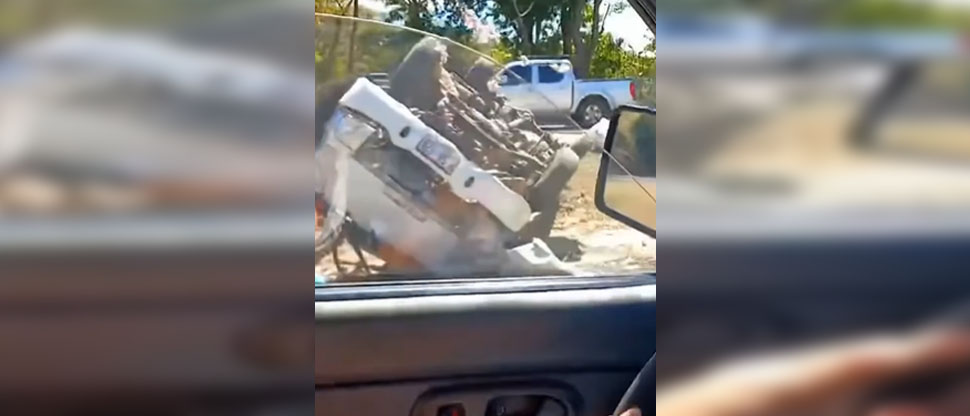 Vehículo que transportaba granos básicos vuelca en carretera Panamericana