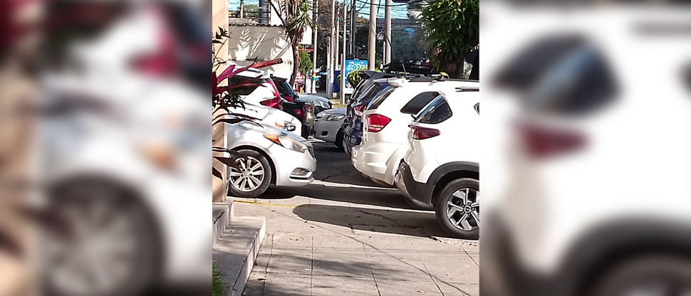 Denuncian a conductores que obstaculizan el paso peatonal en colonia Escalón