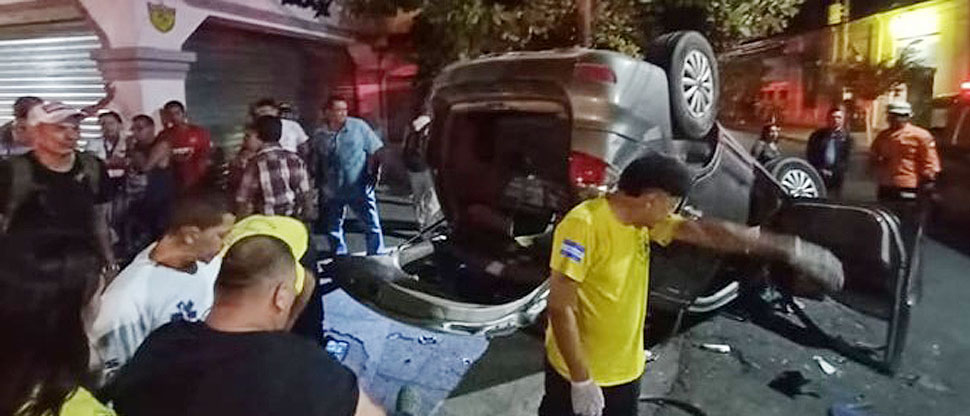 Aparatoso accidente deja una persona atrapada dentro de vehículo en Santa Ana
