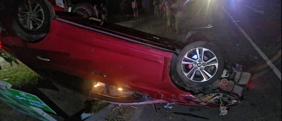 Peatón muere al ser arrollado y vehículo termina volcando en carretera Litoral