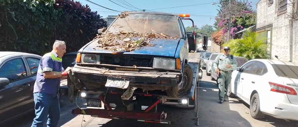 Retiran vehículo con reporte de abandono en Santa Tecla