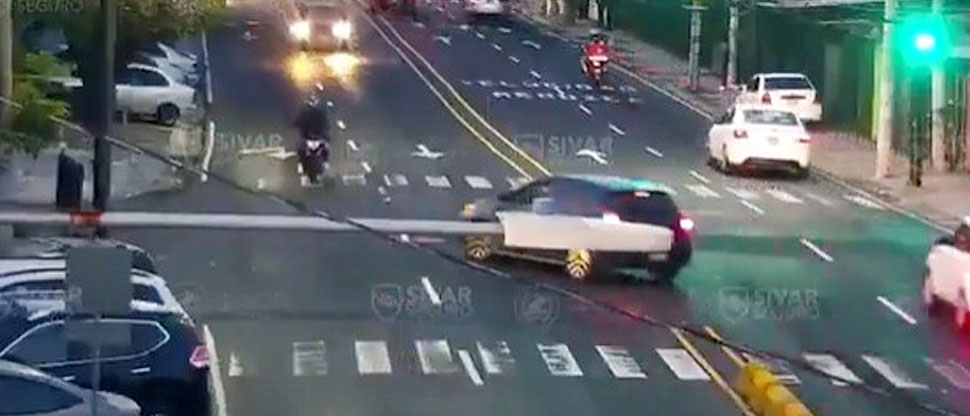 Video muestra cuando maniobra imprudente de conductor termina en accidente