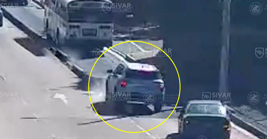 Cámaras de Sivar Seguro captan momento cuando conductor pierde el control y se empotra en separadores