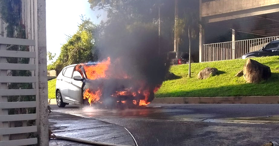 Vehículo presenta recalentamiento de motor y luego se prende en llamas