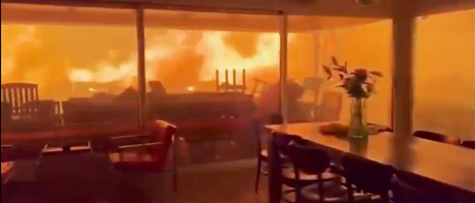 Hombre graba momento cuando su casa está siendo asediada por el voraz incendio en Los Ángeles