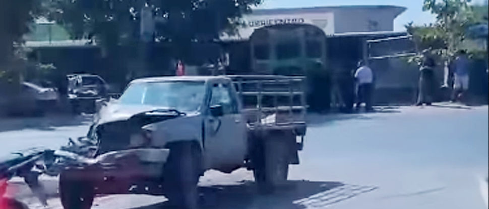 Conductor de pick up y busero provocan fuerte choque en Chalatenango