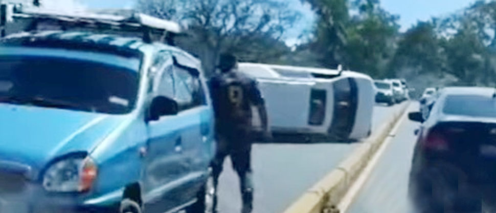 Reportan otro vehículo volcado, esta vez, en bulevar Merliot
