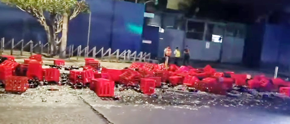 Cientos de litros de cerveza quedan esparcidos en el pavimento al desprenderse cajas del camión repartidor
