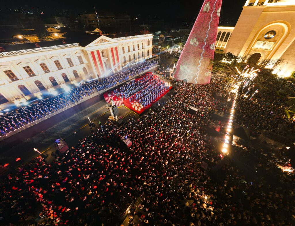 Miles de salvadoreños abarrotan la Plaza Barrios para ver el concierto de Banda El Salvador
