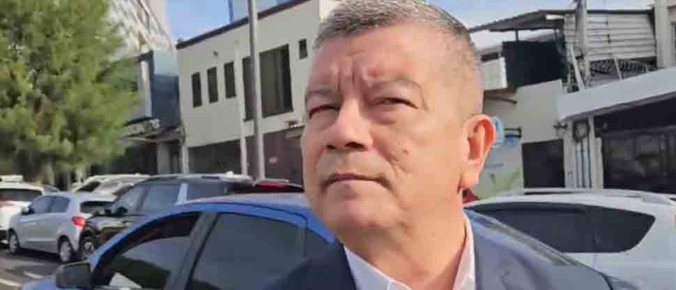 Chino Flores se molesta porque cuestionen relación del FMLN con Venezuela