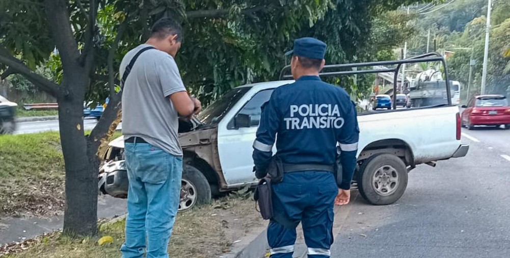 Conductor pierde el control y se estrella contra un árbol por ir a excesiva velocidad